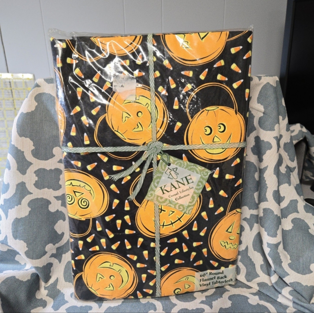 Vintage KANE Halloween  60in round flannel backed vinyl tablecloth jackolantern
